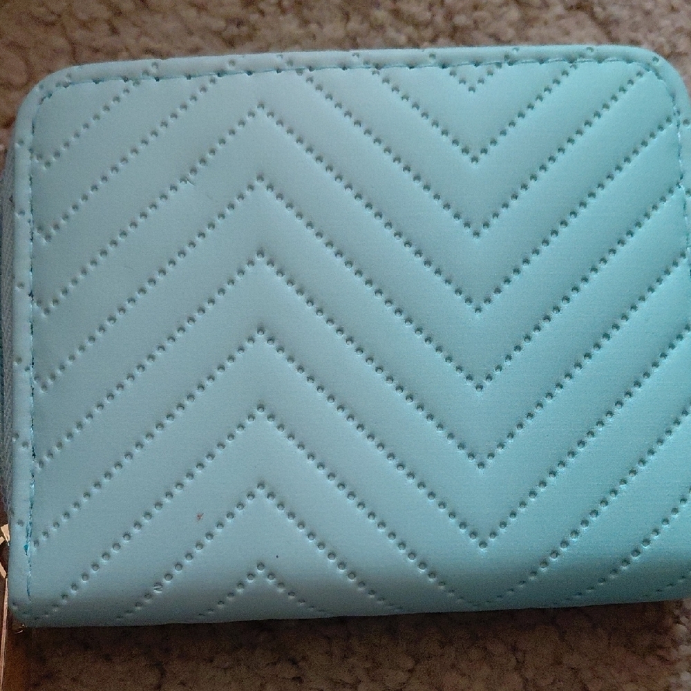 Elegant Chevron Patterned Wallet - Picture 2 of 4